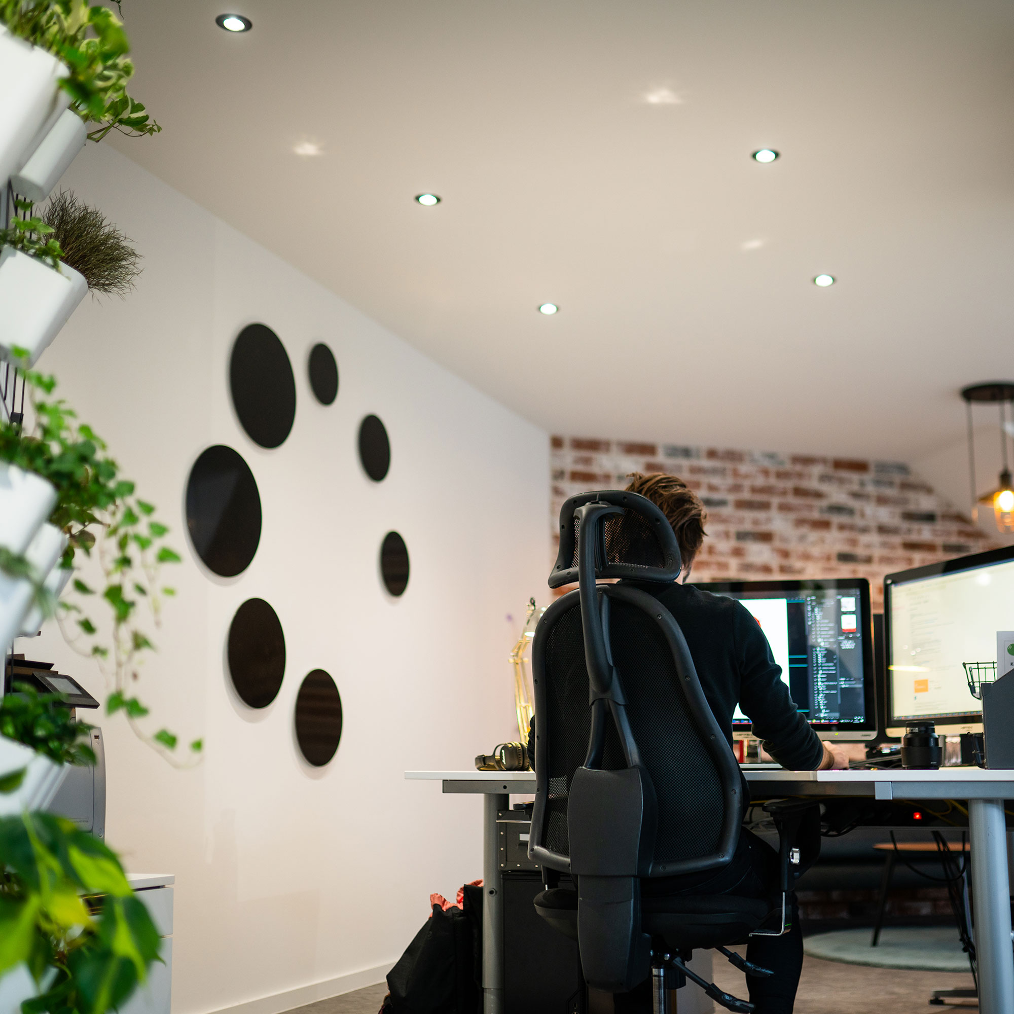 We welcome you today with a photo from our office. We've had an exciting and successful week. How are you? What's your summary of the first half of the week?